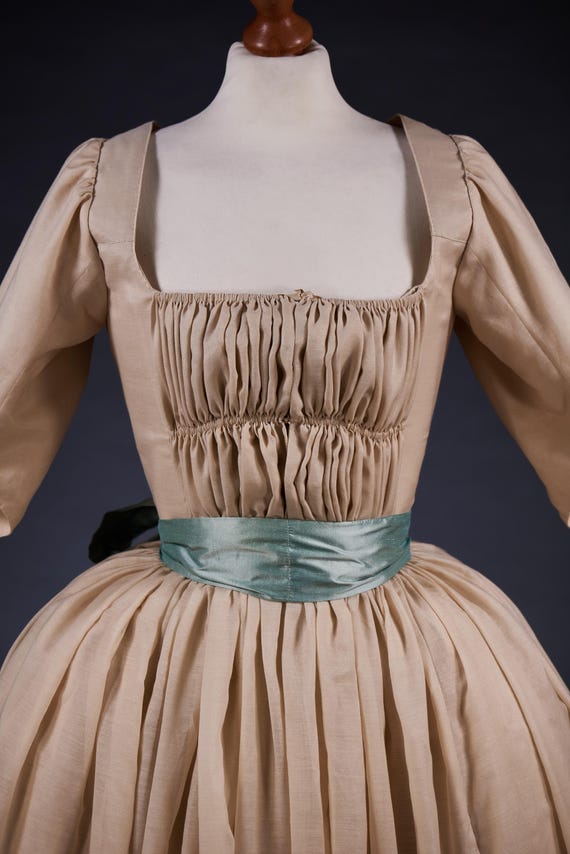 シュミーズ・ア・ラ・レーヌ、シルクドレス、18世紀の衣装の再現