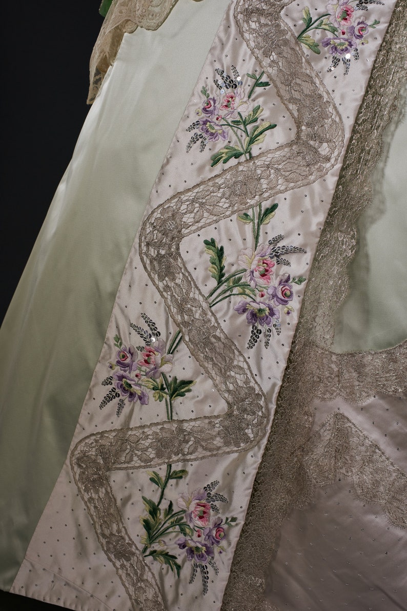 Robe à la française pareée reconstitution de costumes du XVIIIe siècle image 5