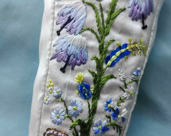 Bag pochette case for fan in 18th century style, hand embroidered with silk and gold. for reenactment