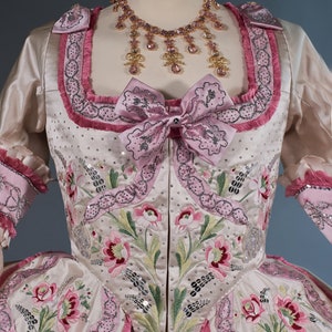 Robe a la francaise paree Kostüm-Reenactment des 18.Jahrhunderts