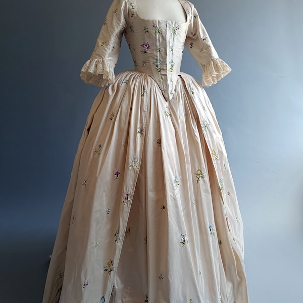 Robe a la anglaise dress gown 18th century reenactment Marie Antoinette