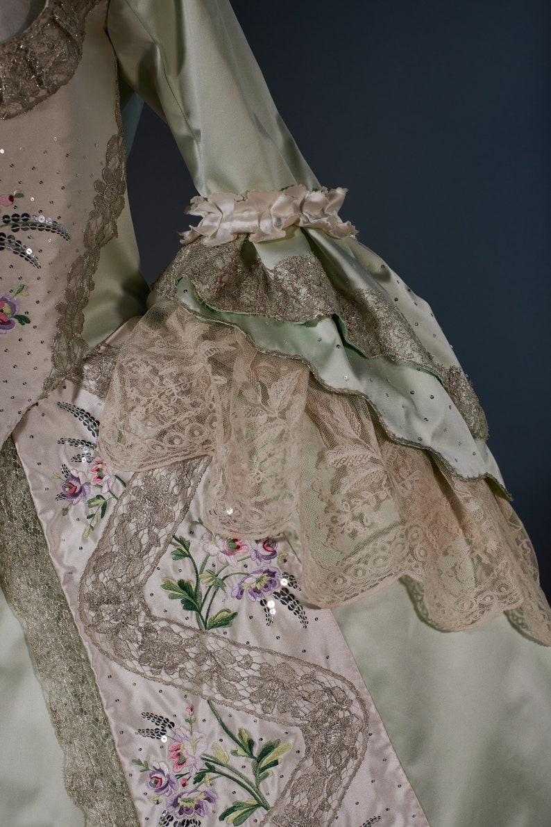 Robe à la française pareée reconstitution de costumes du XVIIIe siècle image 4