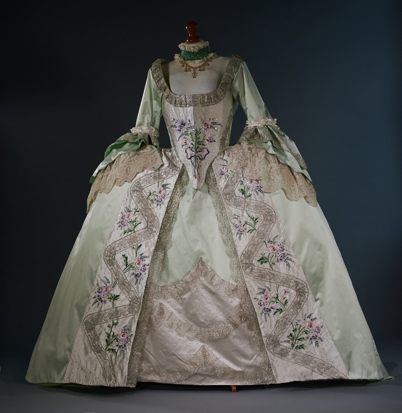 Robe à la française pareée reconstitution de costumes du XVIIIe siècle image 1