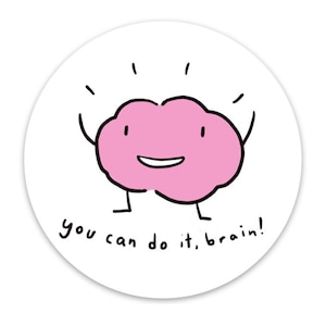 Peut inclure: Un autocollant rond blanc avec un cerveau de dessin animé rose avec des bras et des jambes. Le cerveau sourit et le texte "you can do it, brain!" est écrit en cursive noire.