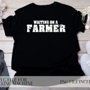 Esperando a un granjero svg, esposa del granjero svg, vida de la esposa del granjero svg, archivo de corte svg, svg para camisa, camisa de la granja svg, granja svg, humor de la granja svg