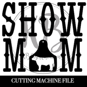 Può includere: Design grafico in bianco e nero con le parole "SHOW MOM" in grassetto e in stile. Una silhouette nera di etichetta di mucca con una grafica di mucca è al centro. Il testo "CUTTING MACHINE FILE" è in basso.