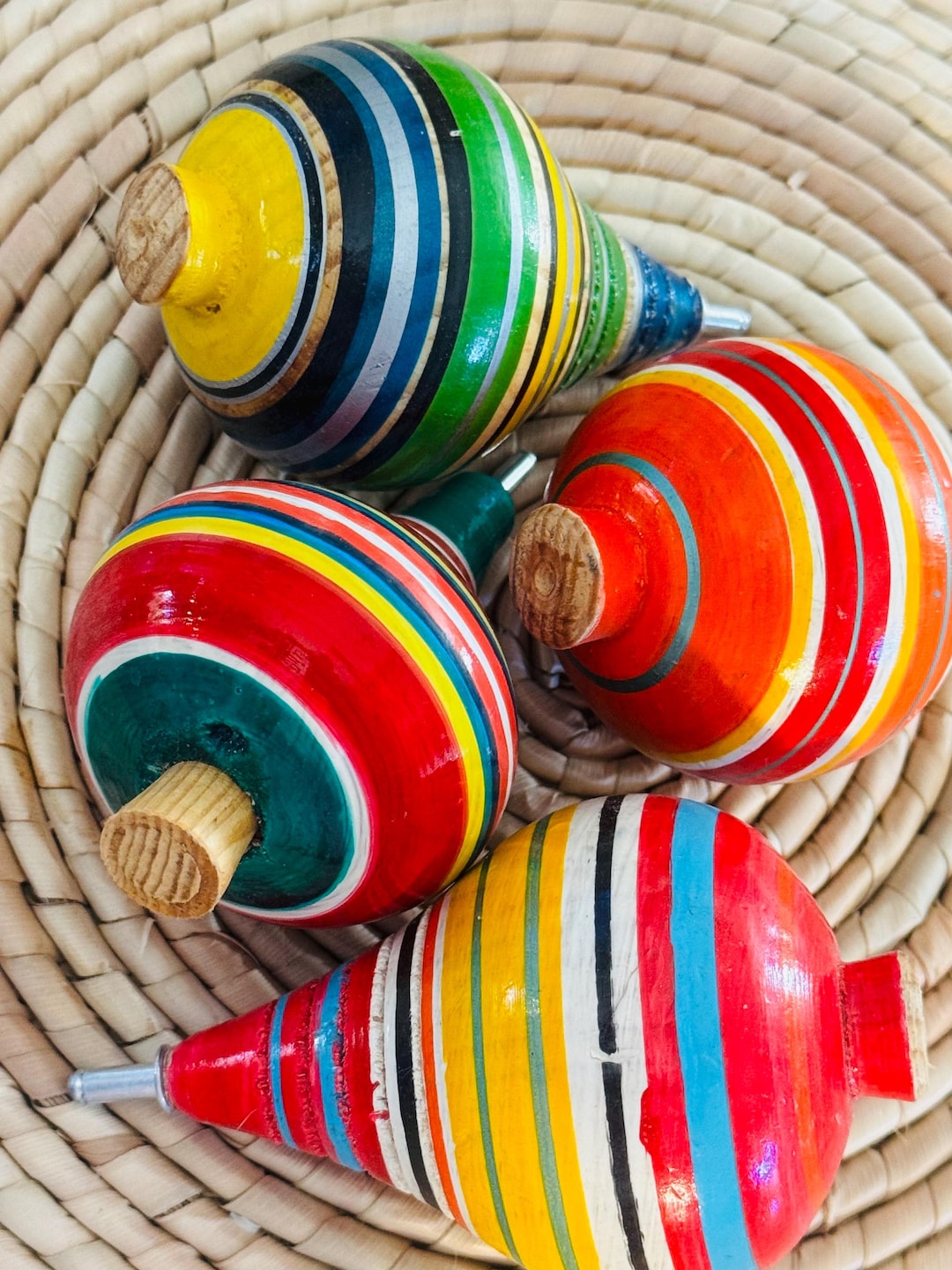 Gran trompo de juguete giratorio de madera con tira de metal, punta y  cuerda México