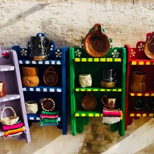 Può includere: Una tazza di ceramica bianca con manico nero e la scritta "But First, Coffee" in grassetto nero. La tazza è posta su uno sfondo neutro, evidenziando il suo design semplice.