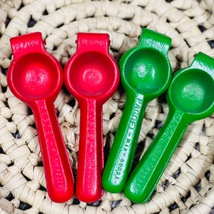 May include: Four citrus juicers, two red and two green, with the text "PAGOEI - MIR - 8000/5" on the green juicers.