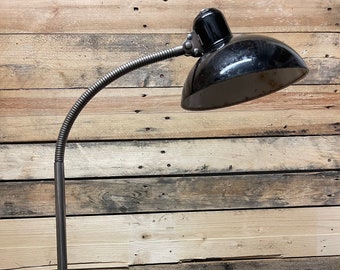 1930年代のKaiser Idell 6718シザーランプ、サテンブラック、復元され
