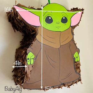 K&ouml;nnte beinhalten: Eine gr&uuml;ne und braune Baby Yoda Pi&ntilde;ata, 40,6 cm breit und 38,1 cm hoch. Die Pi&ntilde;ata ist aus Seidenpapier gefertigt und hat eine braune Robe und gr&uuml;ne Haut. Die Pi&ntilde;ata ist mit schwarzen Augen und einer kleinen Nase verziert.
