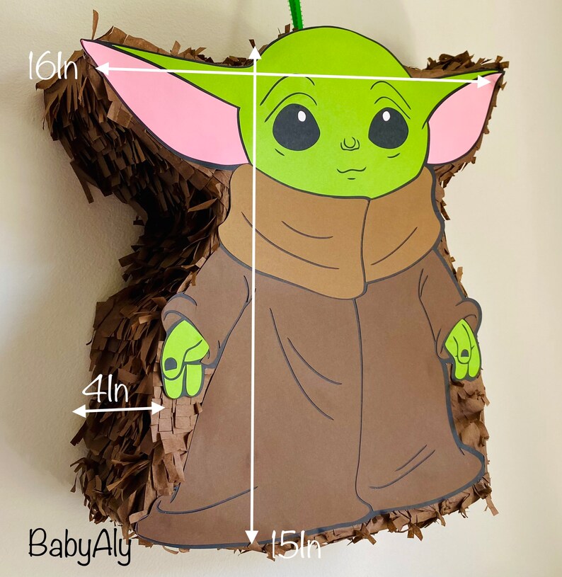 K&ouml;nnte beinhalten: Eine gr&uuml;ne und braune Baby Yoda Pi&ntilde;ata, 40,6 cm breit und 38,1 cm hoch. Die Pi&ntilde;ata ist aus Seidenpapier gefertigt und hat eine braune Robe und gr&uuml;ne Haut. Die Pi&ntilde;ata ist mit schwarzen Augen und einer kleinen Nase verziert.