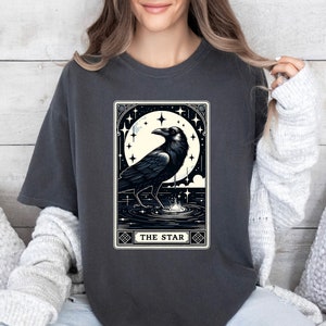Carte de tarot gothique corbeau La star de l'inspiration et de l'optimisme T-shirt teint en pièce avec ciel nocturne