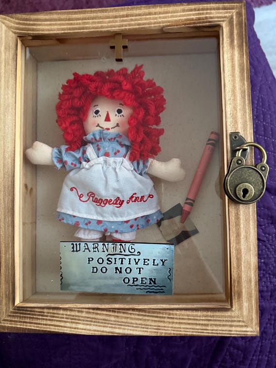 Caja de sombras para muñecas Annabelle, una muñeca embrujada para