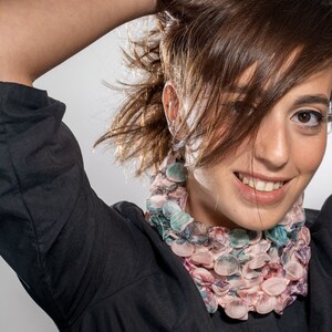 ピンクのスカーフ、特大ネックレス、シフォンスカーフ、冬のアクセサリー、カウルスカーフ、ループスカーフ、アートスカーフ、ユニークなスカーフ、ボヘミアンスカーフ、ハンドメイド