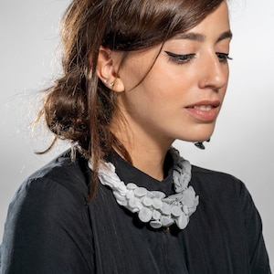 Collier Textile, Bib Necklace, Gray Fabric, Necklace, Handmade Fabric Necklace, Textile Jewelry, Avant Garde Necklace, Fabric Necklace