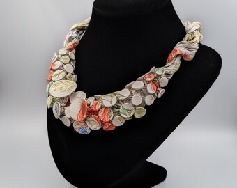 Collier Textil, Einzigartige Stoffkette, Mutige Statement Kette, Textil Schmuck, Avantgarde Kette, Boho Kette für Frauen
