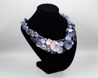 Handgemachte Stoffkette, Boho-Halskette, Blaue Bib-Halskette, Textilschmuck, Einzigartige Statement-Halskette, Avantgarde-Halskette, handgemacht