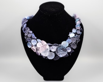 Blaue Bib-Halskette, Textilschmuck, Handgefertigte Stoffkette, Boho-Halskette, Einzigartige Statement-Halskette, Avantgarde-Halskette, handgemacht