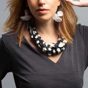 Schwarz und weiße Halskette, Einzigartige Bib Halskette, Avantgarde Halskette, Collier Textil, Textil Schmuck, Einzigartige Lange Halskette, Stoff Halskette