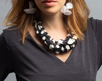 Schwarz und weiße Halskette, Einzigartige Bib Halskette, Avantgarde Halskette, Collier Textil, Textil Schmuck, Einzigartige Lange Halskette, Stoff Halskette