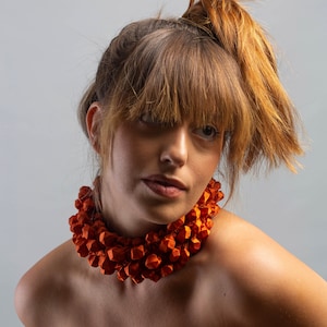 Oversized ketting, oranje choker, kraag ketting, stoffen ketting, choker ketting, stoffen sieraden, handgemaakte ketting, avant-garde ketting afbeelding 7