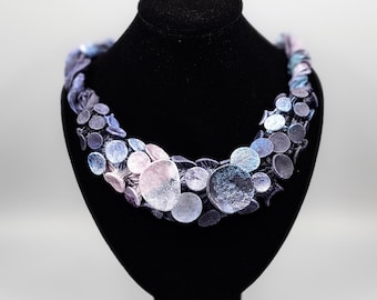 Handgemachte Stoffkette, Boho-Halskette, Blaue Bib-Halskette, Textilschmuck, Einzigartige Statement-Halskette, Avantgarde-Halskette, handgemacht