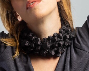 Schwarz Chunky Halskette, Chunky Halskette, Schwarz Halskette, Schwarz Choker, Breite Halskette, Einzigartige Halskette, Textil Schmuck, Avantgarde Halskette