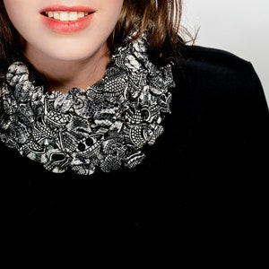 Chunky Necklace, Black White Scarf, Collier Textile, Necklace Scarf, Handmade Art Jewelry, Handmade Necklace Scarf, Bold Statement Necklace