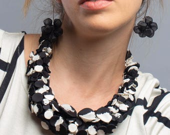 Schwarz weiß Halskette, Bib Halskette, Avantgarde Halskette, Boho Schmuck, Polka Dot Halskette, Textilschmuck, handgemachte Stoffkette