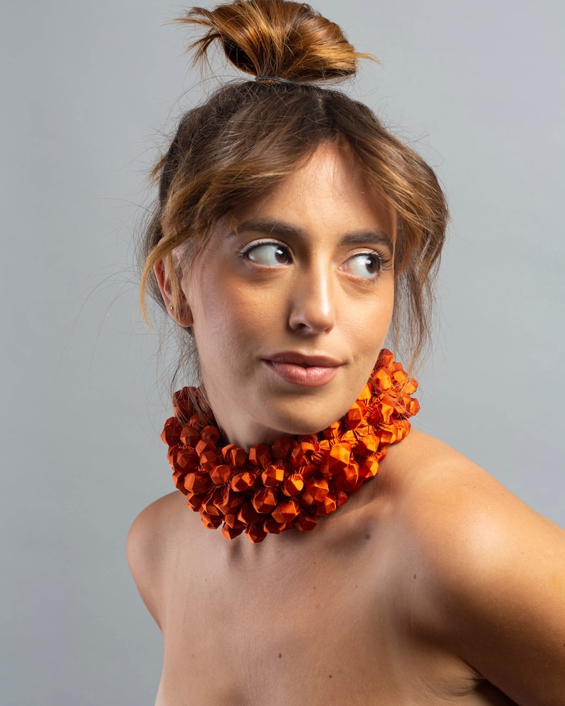 Oversized ketting, oranje choker, kraag ketting, stoffen ketting, choker ketting, stoffen sieraden, handgemaakte ketting, avant-garde ketting afbeelding 3