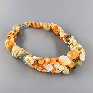 Collier Textile, Textile Jewelry, Handmade Necklace, Orange Fabric Necklace, Handmade Jewelry, Unique Bib Necklace, Bold Statement Necklace