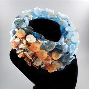 Blauer Statement Schal, handgemachter Stoff Halskette, Schal Halskette, Mutige Statement Halskette, Stoff Halskette, Stoff Schmuck, Avantgarde Halskette