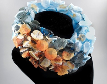 Blauwe statement-sjaal, handgemaakte stoffen ketting, sjaalketting, gewaagde statement-ketting, stoffen ketting, stoffen sieraden, avant-garde ketting