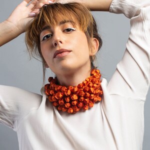 Oversized ketting, oranje choker, kraag ketting, stoffen ketting, choker ketting, stoffen sieraden, handgemaakte ketting, avant-garde ketting afbeelding 1