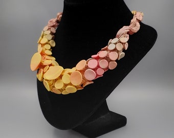 Bib Halskette, Einzigartige Orange Halskette, Avantgarde Halskette, Textilschmuck, Stoff Halskette, Bold Statement Halskette, Handgemachte Halskette