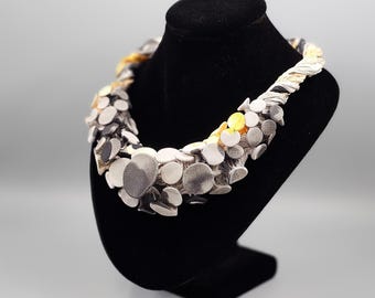 Avantgarde-Halskette, graue Stoffkette, Textilschmuck, Stoffkette, Boho-Halskette, handgemachte Halskette, mutige Statement-Halskette
