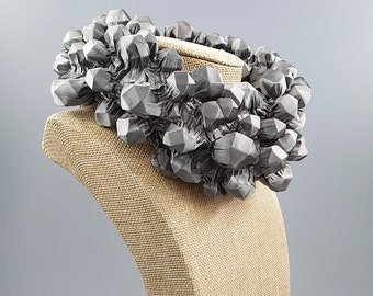 Grauer Choker, Avantgarde Halskette, Übergroße Halskette Frauen, Choker Halskette, Stoff Halskette, Schal Halskette, Stoff Schmuck, Breiter Choker