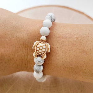 White & Grey Howlite, Bohemian Bracelet, Semiprecious Stone Bracelet, Expression Bracelet, Reconstituted Stone Turtle, Durable Stretch Cord