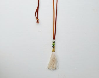 Collar de borla de marfil, collar Boho de cuero, collar de borla de oro antiguo, collar de borla para las mujeres, perlas de kyanite de rubí, collar Boho