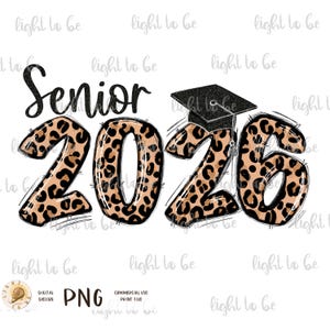 Può includere: Un design digitale con la parola "Senior" in corsivo nero sopra i numeri "2026". I numeri hanno un motivo leopardato. Un cappello di laurea nero è posto sopra il "6". Il design include il testo "PNG" e "DESIGN DIGITALE".
