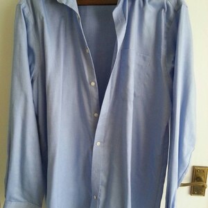 Shirt Hellblau und Weiß. Winzige Waffelstruktur