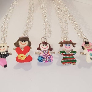 Mignons petits bracelets de personnes. Caoutchouteuses petits amis faites sur un métal de base. Chaîne réglable.