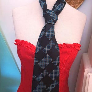 Karol z Londynu, krawat vintage. Wzór z lat 50. w kolorze czarnym, niebieskim i białym.