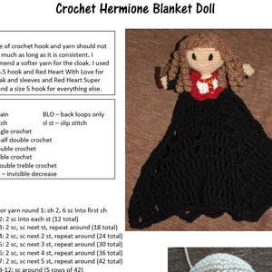 Può includere: Istruzioni all'uncinetto per una bambola coperta di Hermione Granger. Il modello include istruzioni per la testa, il mantello e le maniche. Il modello utilizza punti a uncinetto singolo, mezzo punto doppio, punto doppio, punto triplo e punto triplo doppio.