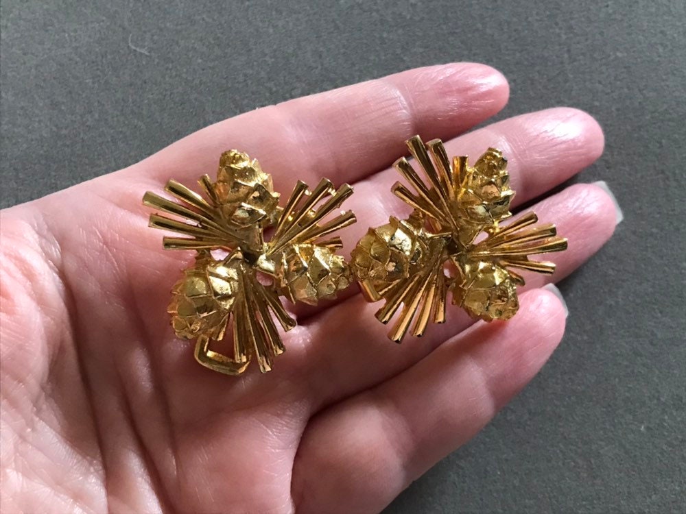 Vintage Mimi di N Signed 1975 Gold Tone Pine Cone & Needle Statement Belt Buckle MIMI DI N Gold Tone Belt Buckle, Pinecones & Pine Needles  main image 3