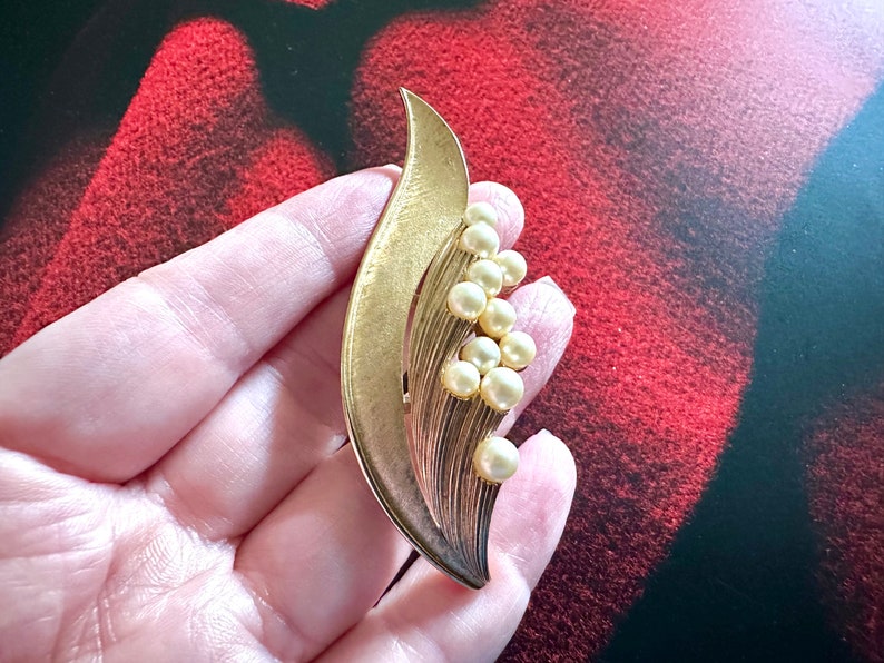 CROWN TRIFARI Faux Pearl & Gold Trifarium Leaf Demi Parure, Floral Brooch and Clip On Earrings, Vintage image 6