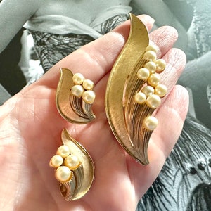 CROWN TRIFARI Faux Pearl & Gold Trifarium Leaf Demi Parure, Floral Brooch and Clip On Earrings, Vintage image 5