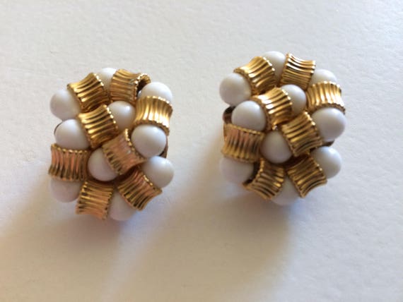 FRANCOISE MONTAGUE? Unsigned White Glass Bead Cli… - image 1
