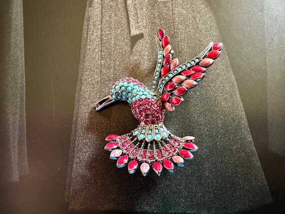 ジョーン・リバーズ ハミングバードブローチ、クリスタル